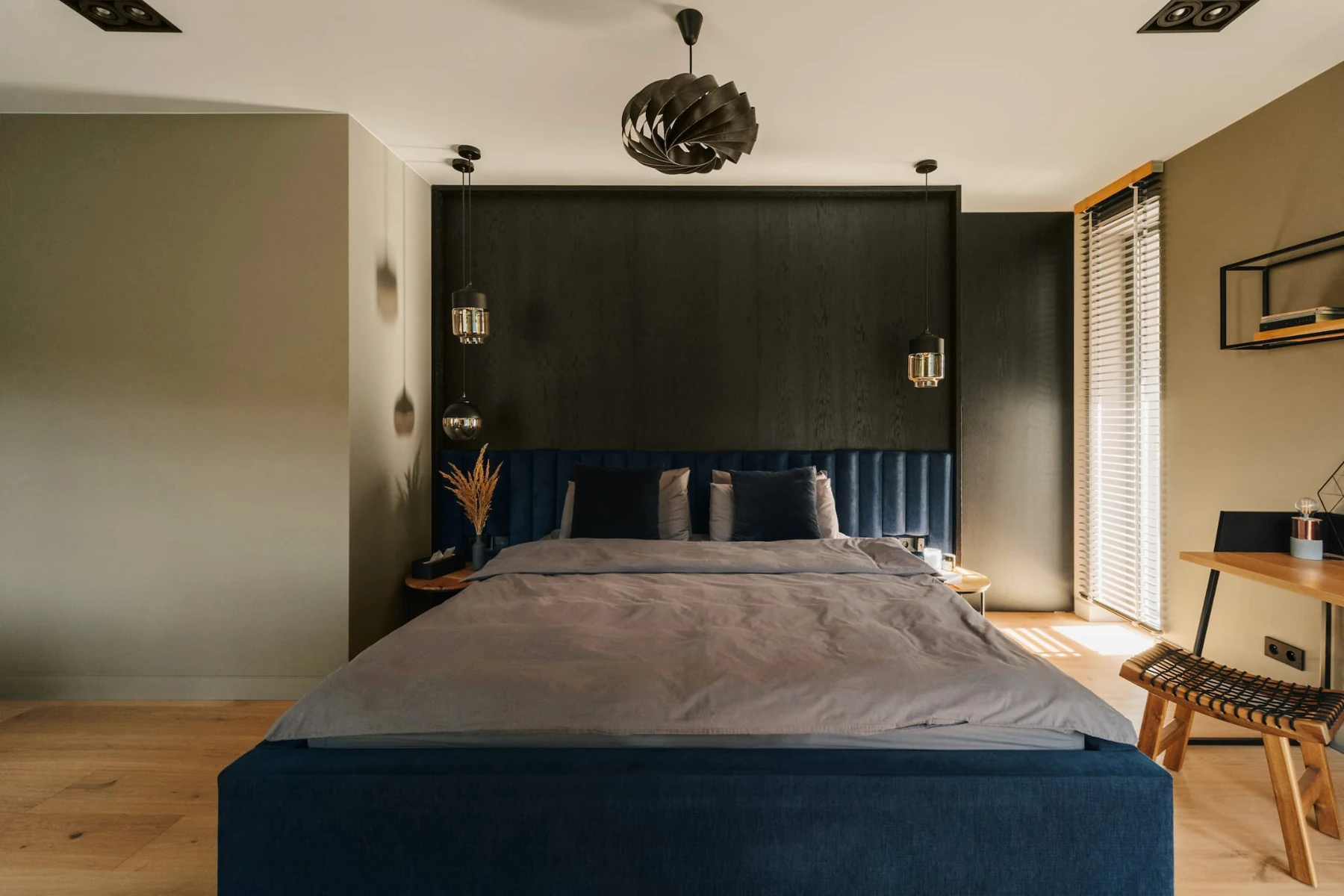 Sypialnia z ciemną ścianą za łóżkiem — dom pod Wrocławiem