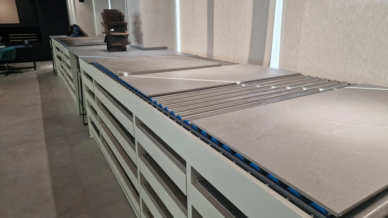 Długi ciąg mebli do prezentacji materiałów — Star Training Center, Końskie