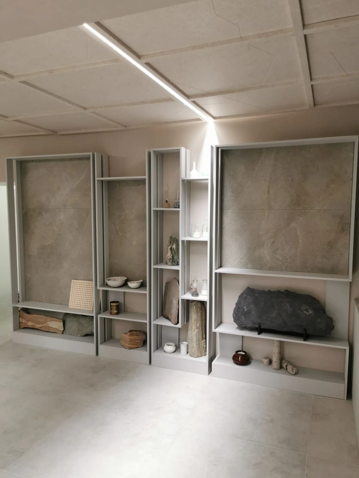 Pionowa zabudowa do prezentacji dużych próbek — Star Training Center, Końskie