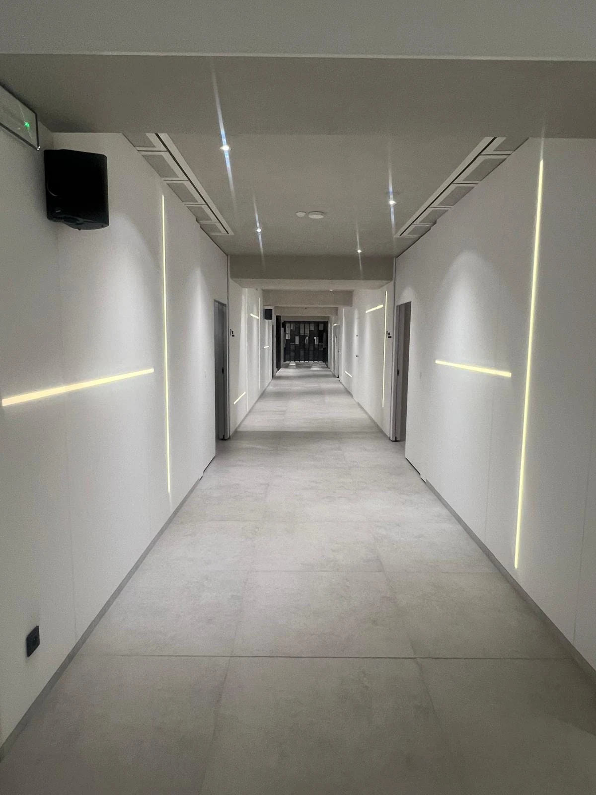 Linie światła w okładzinach korytarza — Star Training Center, Końskie