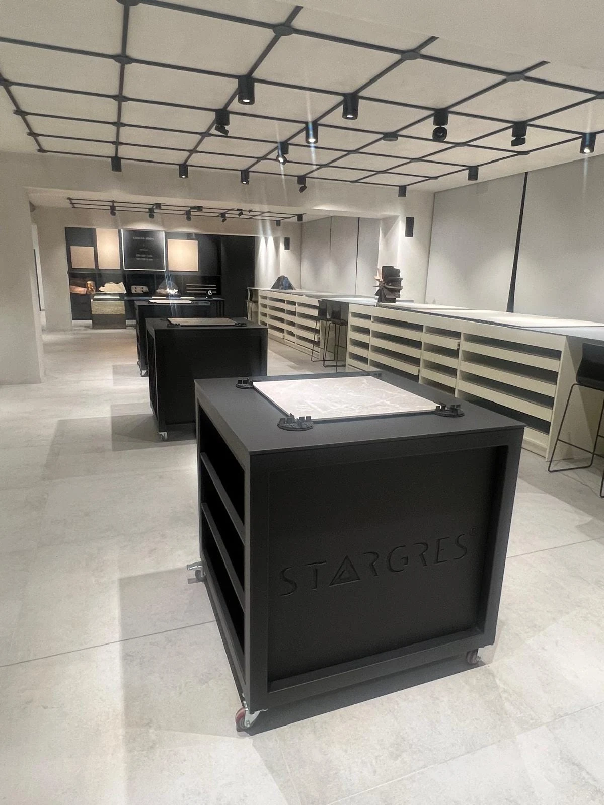 Wolnostojący moduł ekspozycyjny — Star Training Center, Końskie