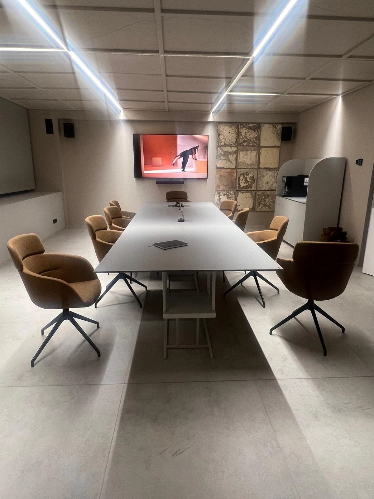 Stół i zabudowy w sali spotkań — Star Training Center, Końskie