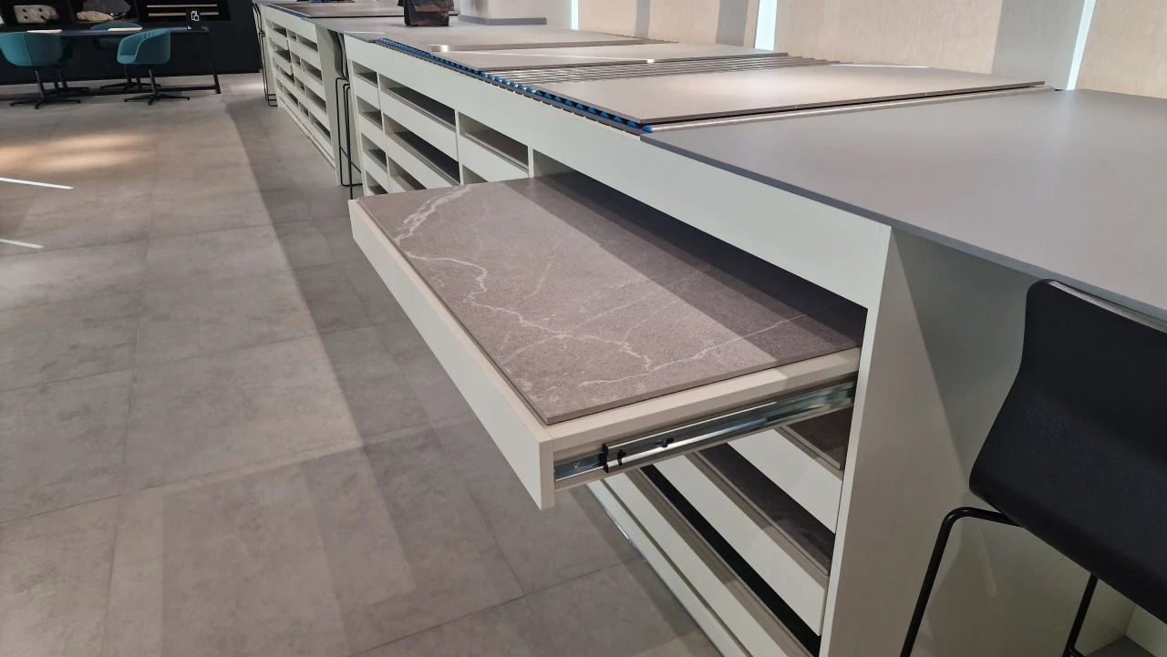 Wysuwane elementy zabudowy ekspozycyjnej — Star Training Center, Końskie